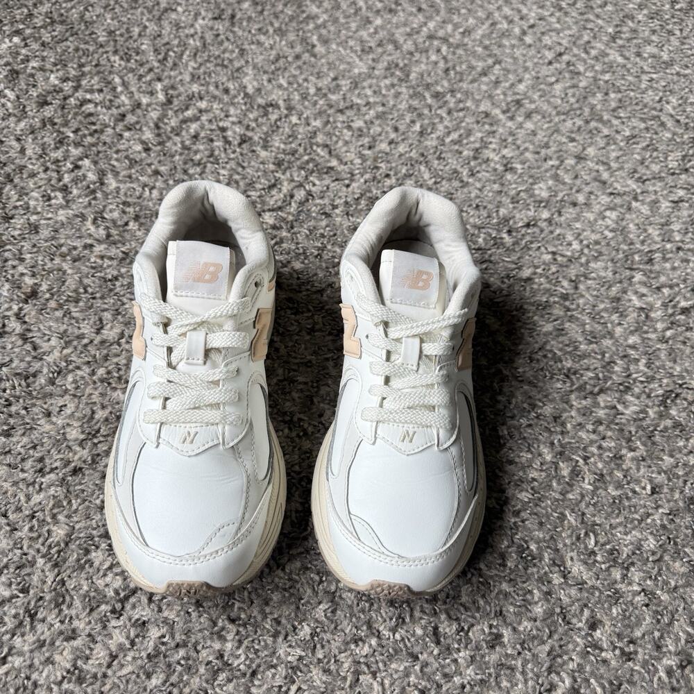 New Balance 2002R White Vachetta Tan Lace Up Sneakers Shoe Mens 6 Womens 7.5 - Picture 2 of 7